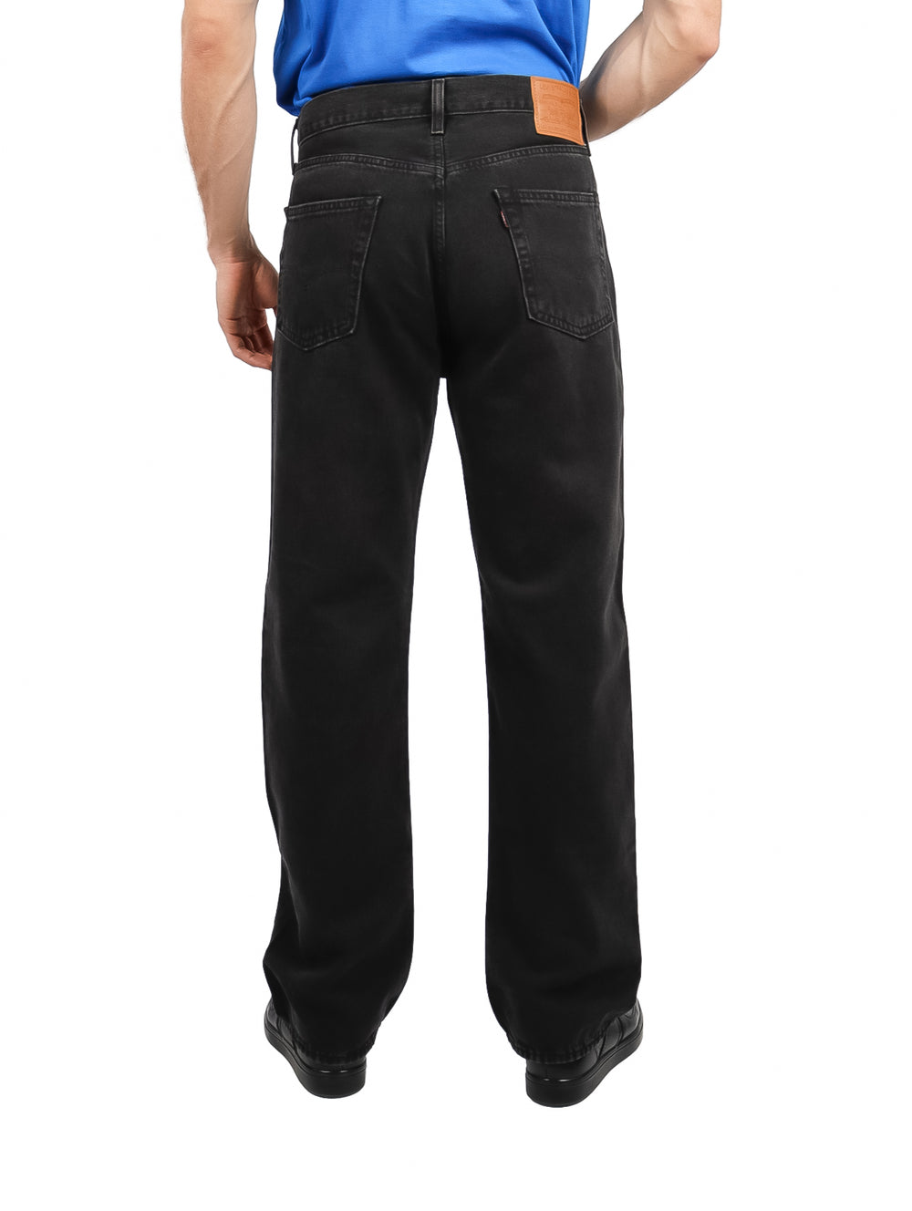 Hombre vistiendo pantalones Levi's de corte recto en color negro.