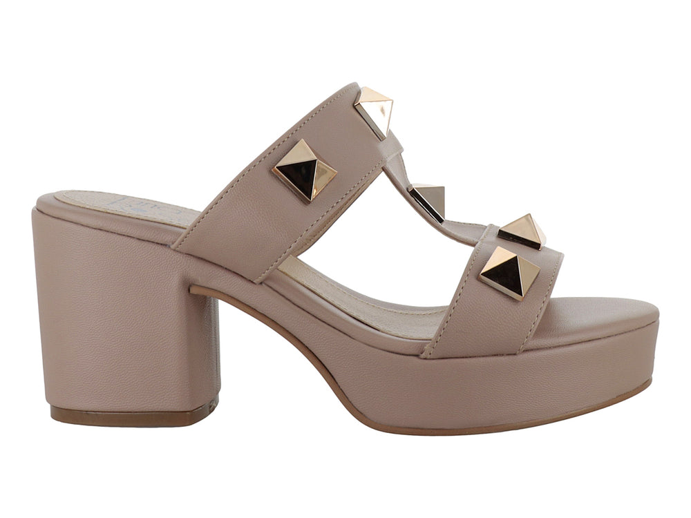 Sandalia de plataforma color beige con tachuelas doradas en forma de pirámide y tacón grueso.