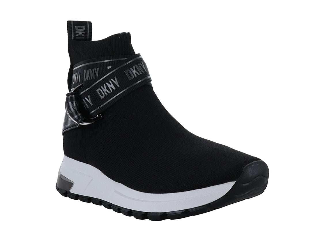 Tenis negros tipo calcetín DKNY con suela blanca y correa decorativa negra.