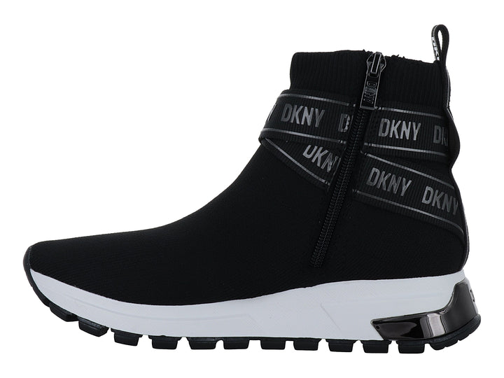 Tenis negros tipo calcetín DKNY con suela blanca y correa decorativa negra.