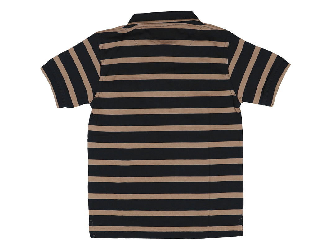 Camiseta tipo polo para niño con rayas horizontales en color azul marino y beige.