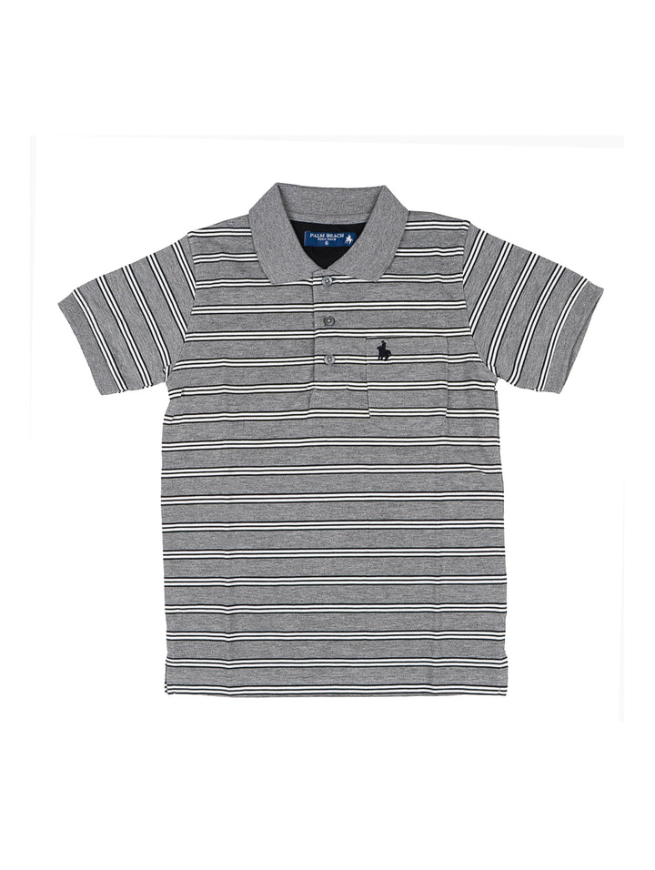Playera polo para niño color gris con rayas horizontales blancas y cuello.