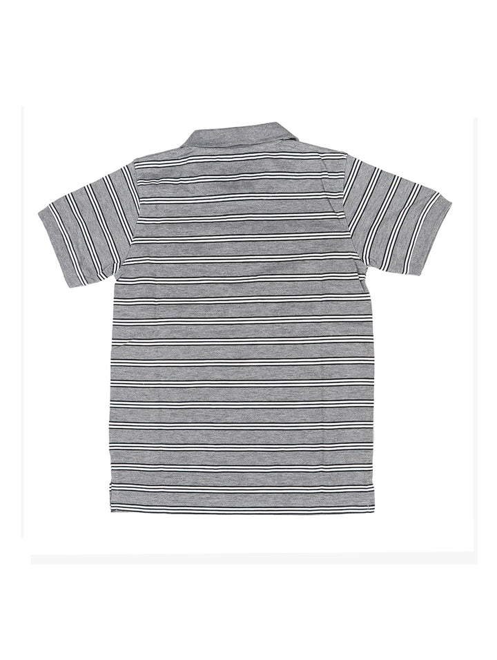 Playera polo para niño color gris con rayas horizontales blancas y cuello.