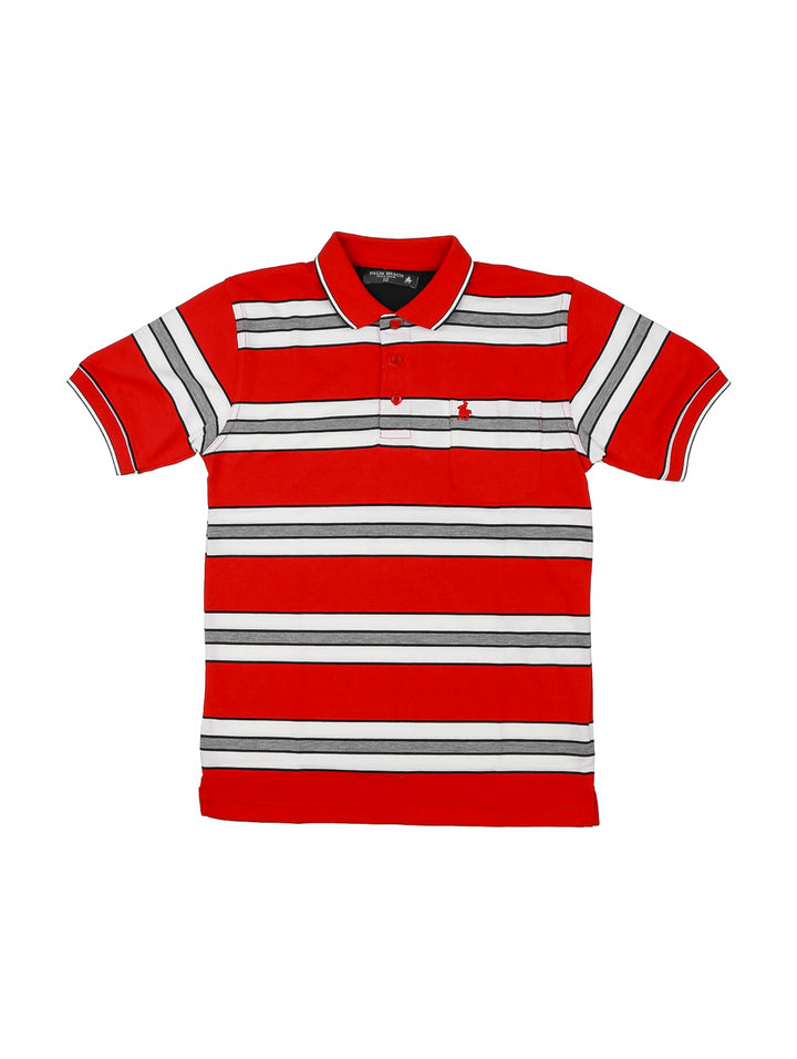 Playera polo para niño color rojo con rayas horizontales blancas y grises.