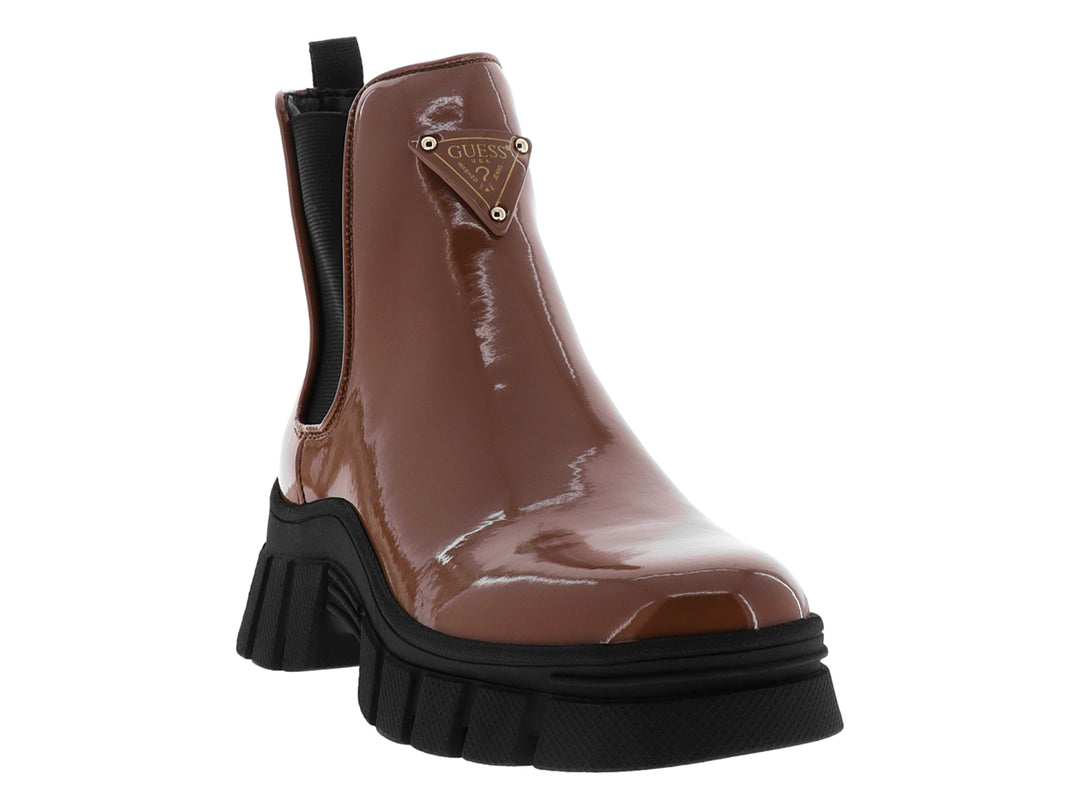 Botas GUESS color marrón brillante con suela negra de plataforma gruesa y detalle metálico lateral.