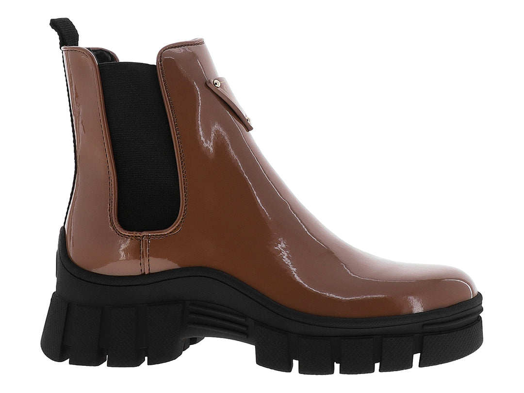 Botas GUESS color marrón brillante con suela negra de plataforma gruesa y detalle metálico lateral.