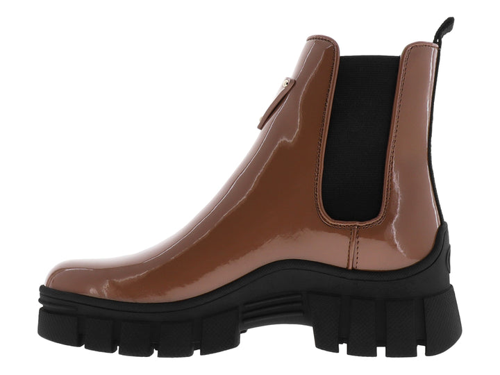 Botas GUESS color marrón brillante con suela negra de plataforma gruesa y detalle metálico lateral.