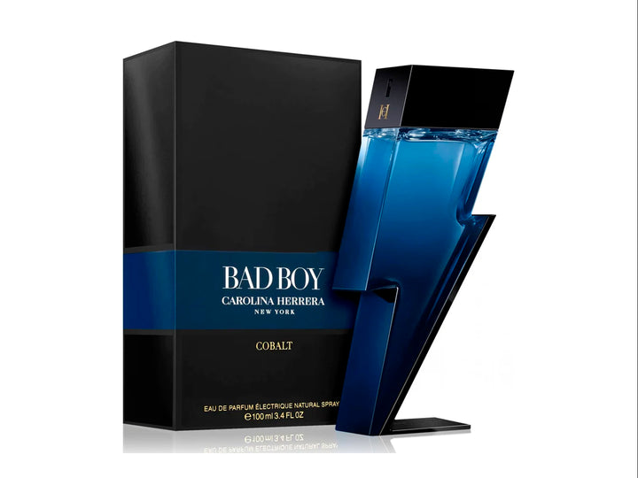 Perfume Carolina Herrera Bad Boy Cobalt en frasco con forma de rayo azul y su caja negra.