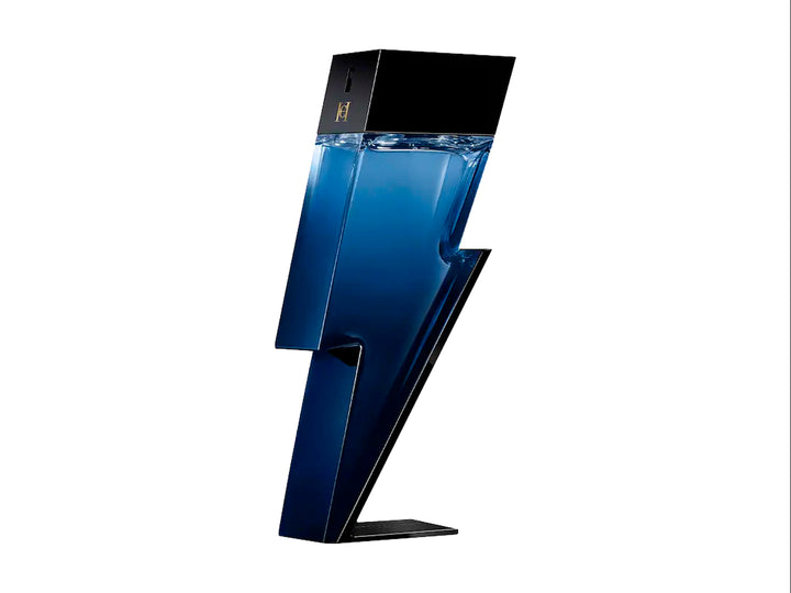 Perfume Carolina Herrera Bad Boy Cobalt en frasco con forma de rayo azul y su caja negra.