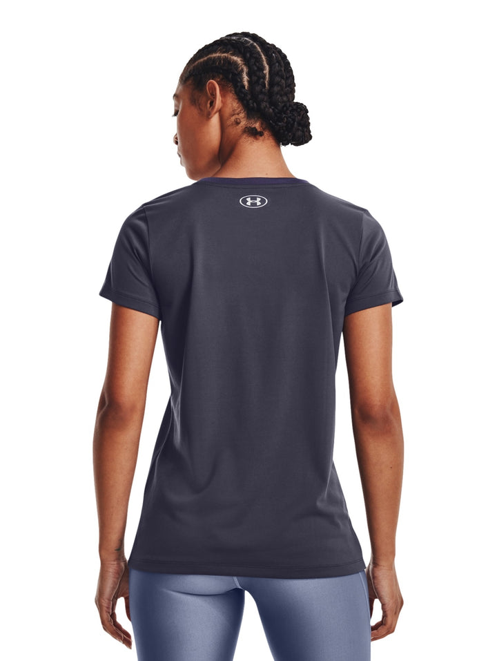 Mujer vistiendo una camiseta deportiva de manga corta color gris oscuro de la marca Under Armour.