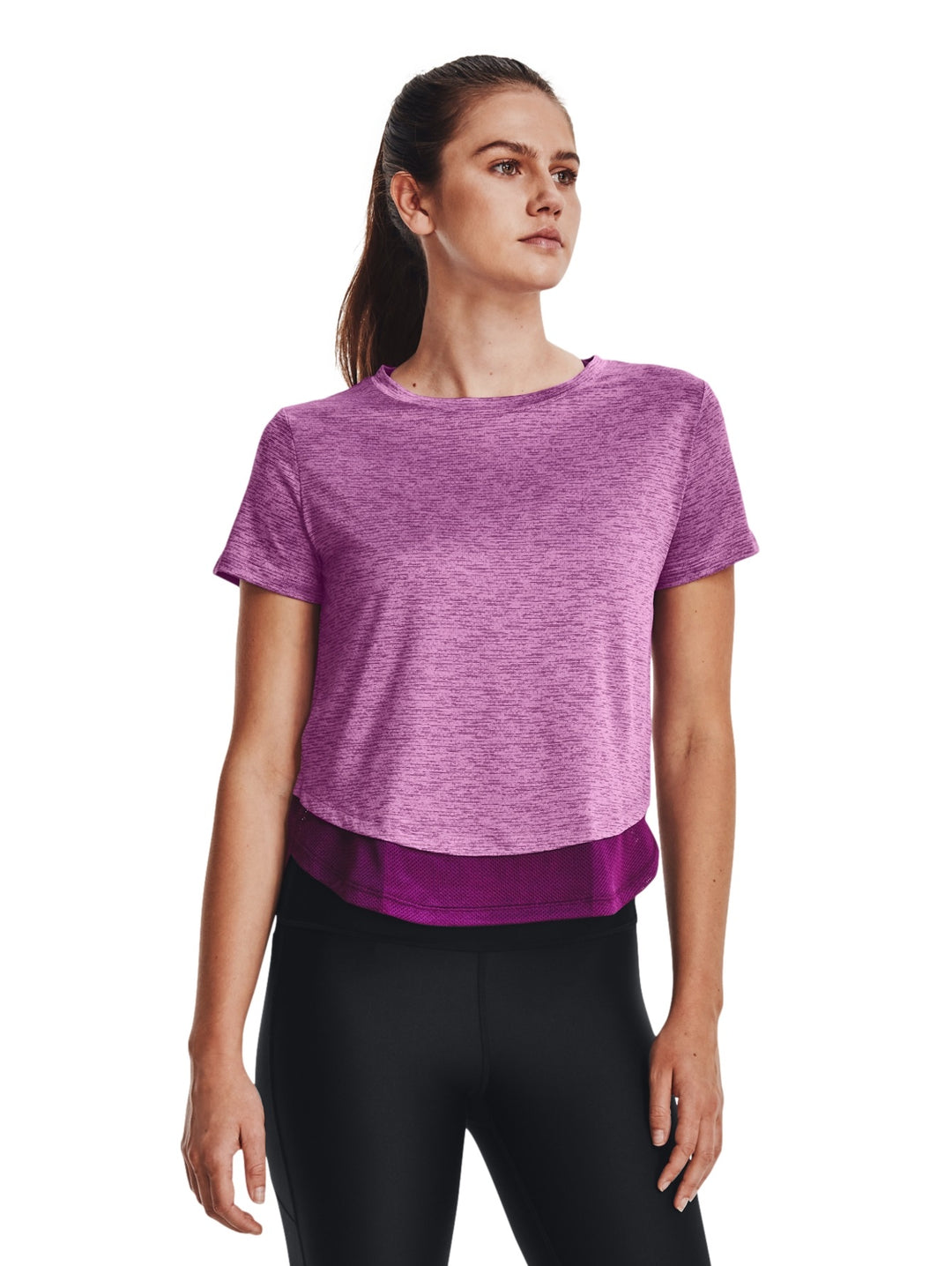 Camiseta deportiva Under Armour de color morado con manga corta y cuello redondo para mujer.