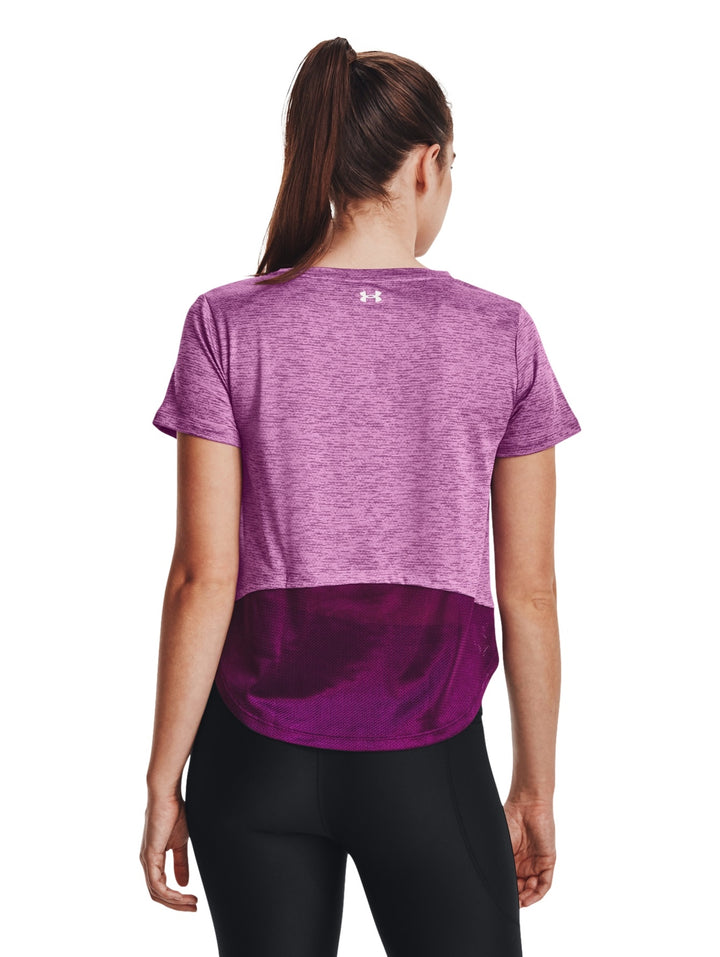 Camiseta deportiva Under Armour de color morado con manga corta y cuello redondo para mujer.