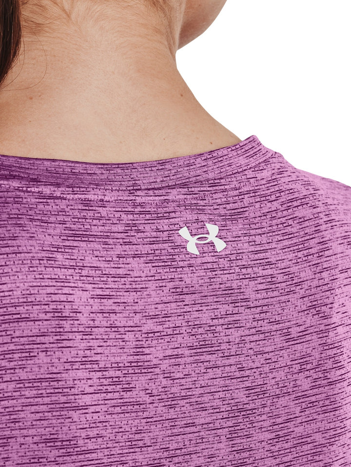 Camiseta deportiva Under Armour de color morado con manga corta y cuello redondo para mujer.