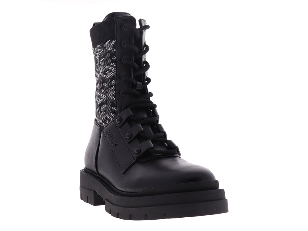 Bota negra de Guess con suela track, cordones y detalle de tejido estampado en la parte posterior.