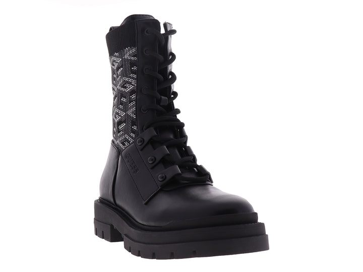 Bota negra de Guess con suela track, cordones y detalle de tejido estampado en la parte posterior.