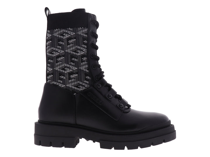 Bota negra de Guess con suela track, cordones y detalle de tejido estampado en la parte posterior.