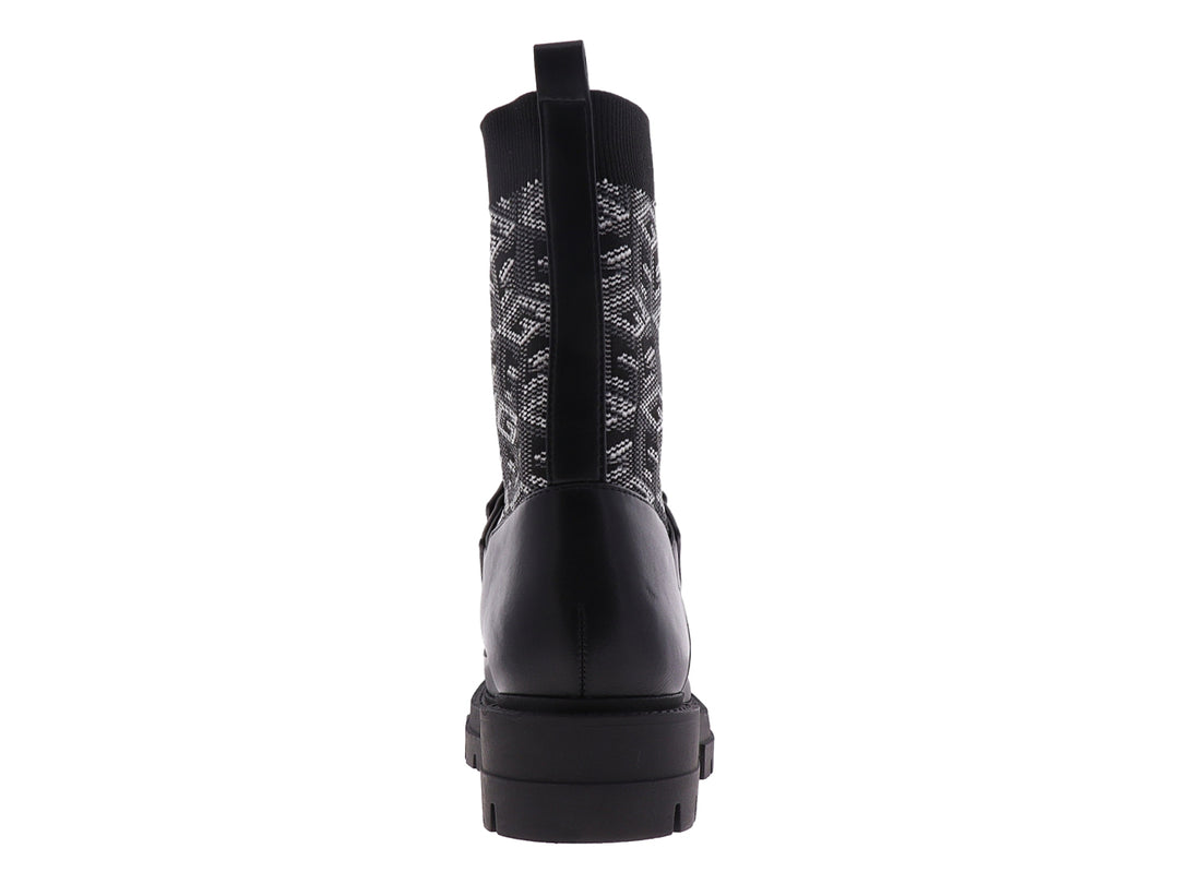 Bota negra de Guess con suela track, cordones y detalle de tejido estampado en la parte posterior.