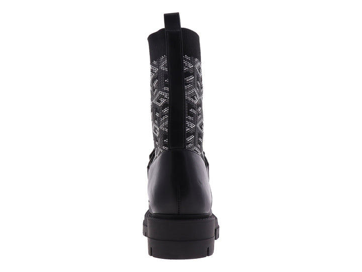 Bota negra de Guess con suela track, cordones y detalle de tejido estampado en la parte posterior.