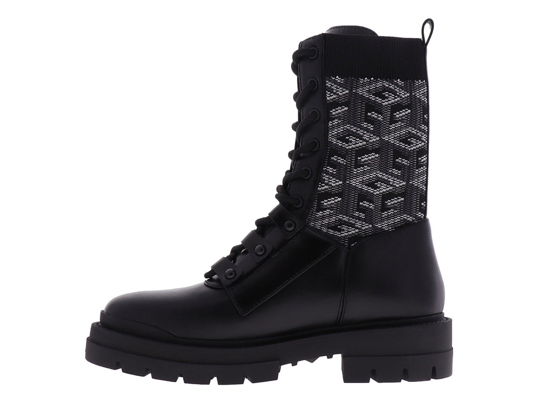 Bota negra de Guess con suela track, cordones y detalle de tejido estampado en la parte posterior.