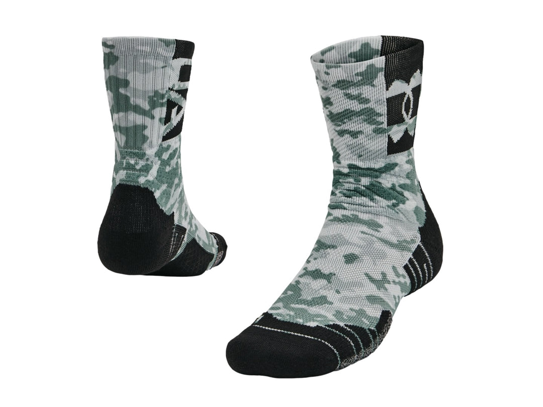 Par de calcetines deportivos Under Armour con estampado de camuflaje en color gris y negro.
