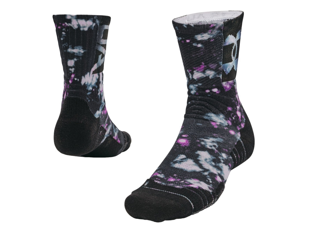 Par de calcetines deportivos Under Armour con diseño multicolor tie-dye en tonos azul marino y morado.
