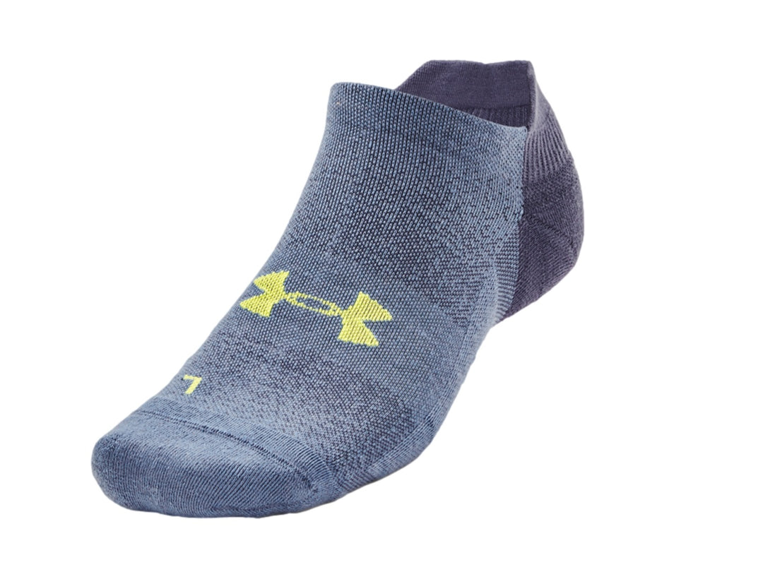 Calcetín deportivo Under Armour modelo no show en color gris con logotipo amarillo.