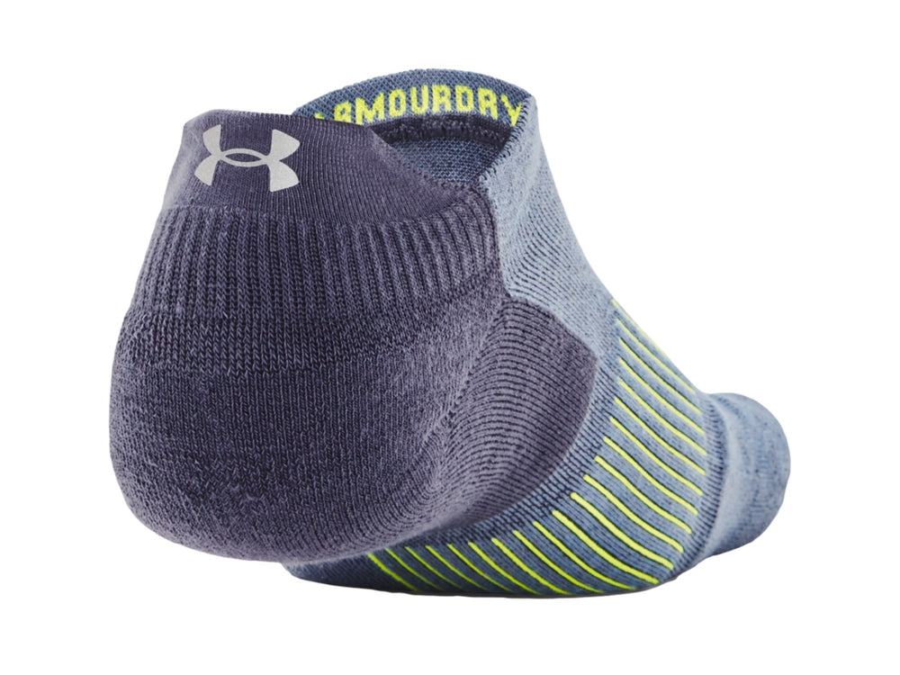Calcetín deportivo Under Armour modelo no show en color gris con logotipo amarillo.