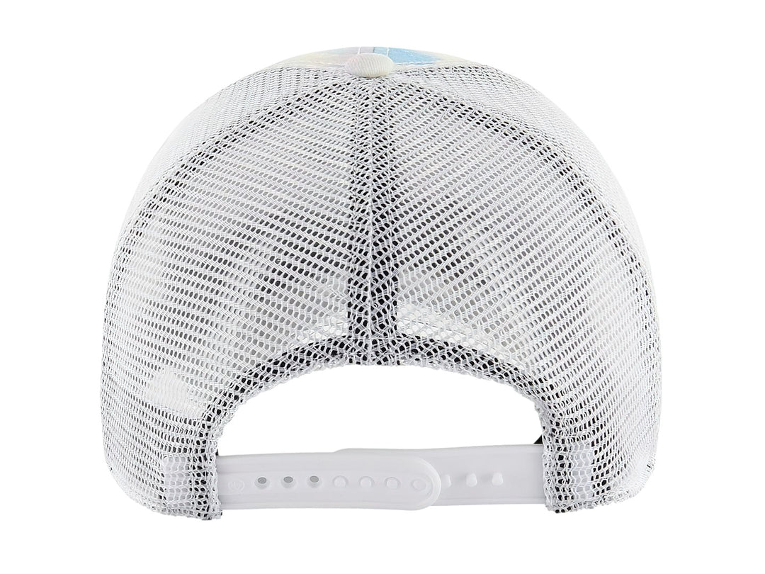 Gorra de béisbol New York Yankees con estampado multicolor tie-dye y parte trasera de malla blanca.