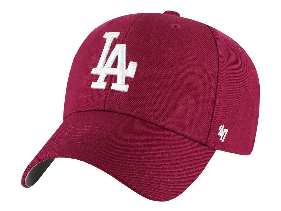 Gorra de béisbol color rojo cardinal con logotipo bordado de los Dodgers en blanco al frente.
