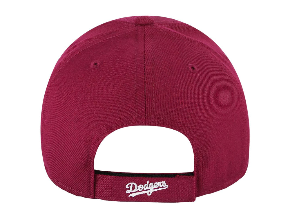 Gorra de béisbol color rojo cardinal con logotipo bordado de los Dodgers en blanco al frente.