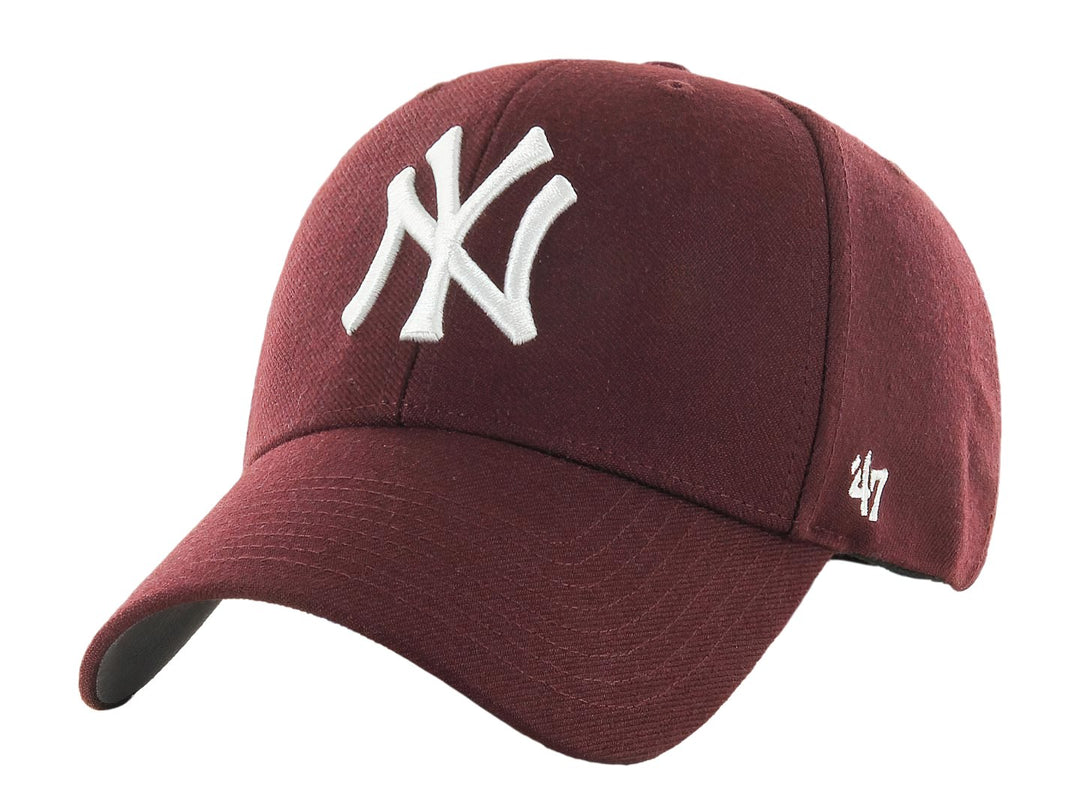 Gorra de béisbol color guinda oscuro con logotipo NY bordado en blanco al frente.