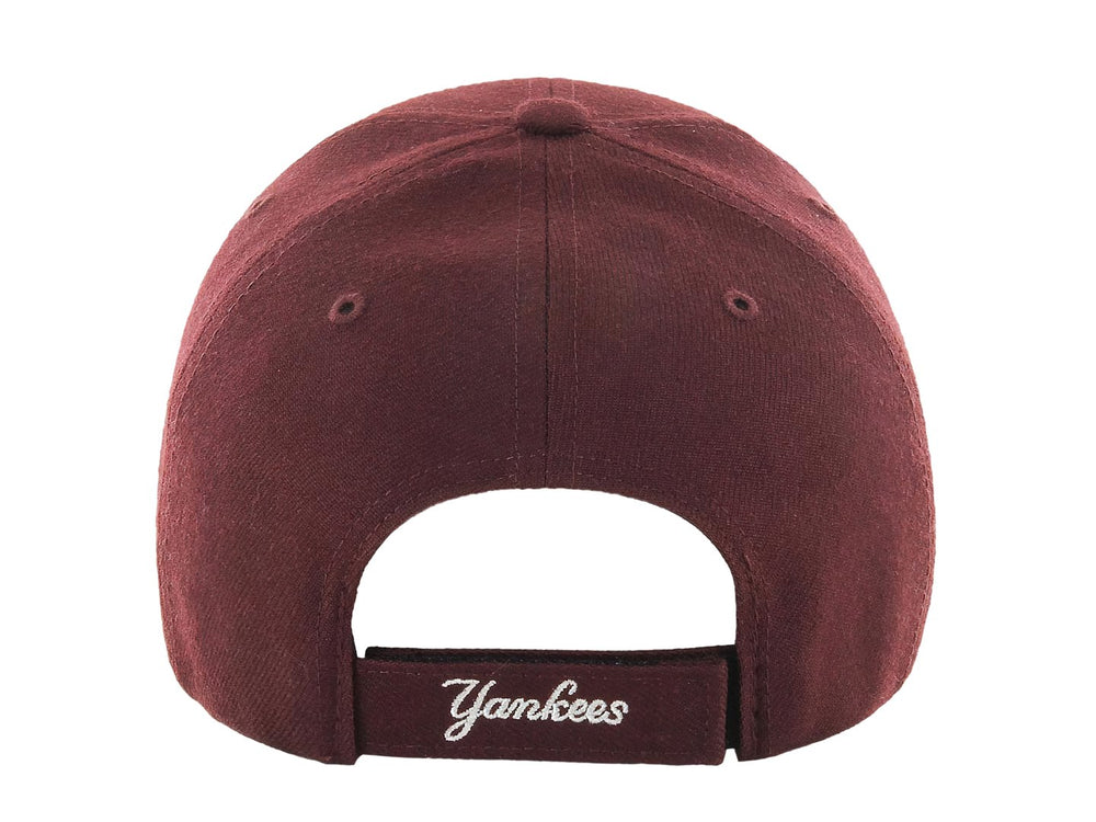 Gorra de béisbol color guinda oscuro con logotipo NY bordado en blanco al frente.