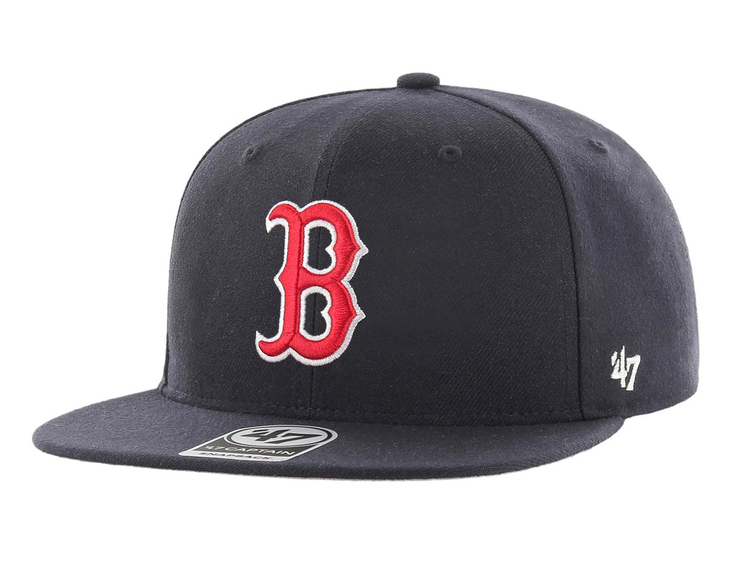 Gorra de béisbol color navy con visera plana y logotipo bordado en rojo y blanco al frente.
