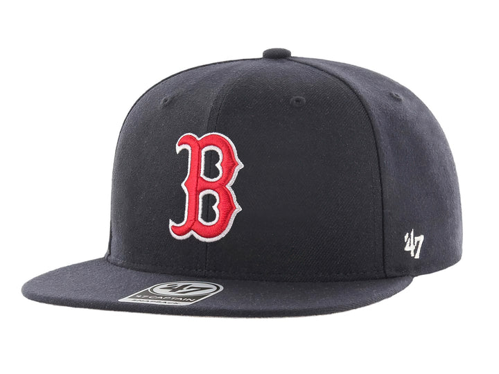 Gorra de béisbol color navy con visera plana y logotipo bordado en rojo y blanco al frente.