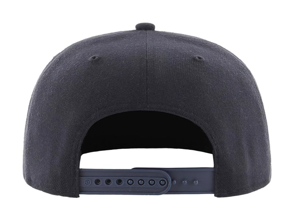 Gorra de béisbol color navy con visera plana y logotipo bordado en rojo y blanco al frente.