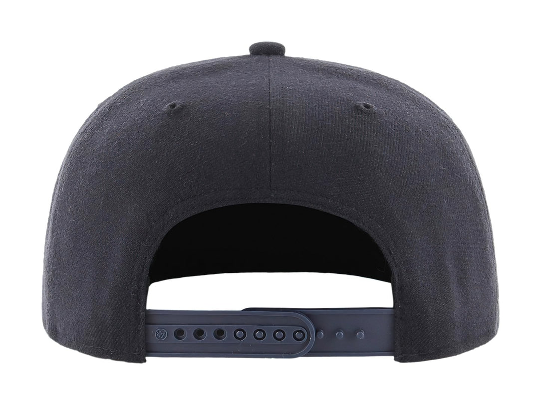 Gorra de béisbol color navy con visera plana y logotipo bordado en rojo y blanco al frente.