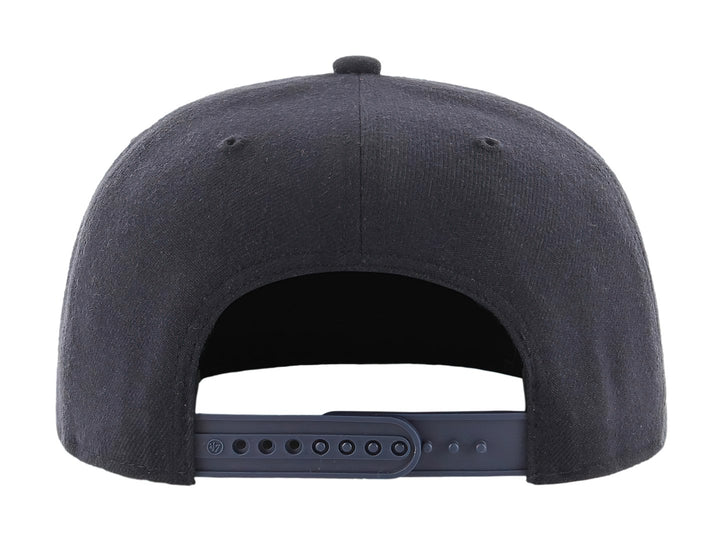 Gorra de béisbol color navy con visera plana y logotipo bordado en rojo y blanco al frente.