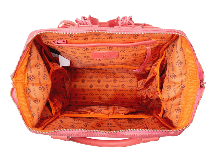 Bolso pañalera de color rosa con asa superior y múltiples compartimentos frontales con cierre.