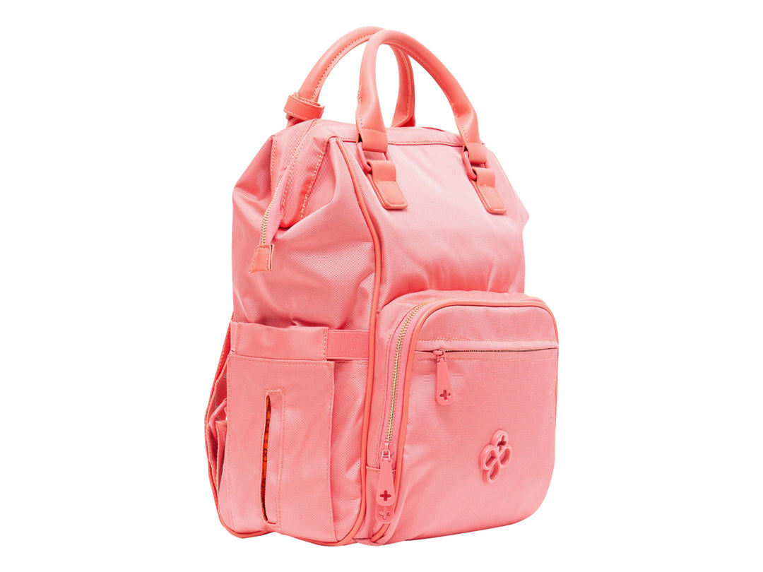 Bolso pañalera de color rosa con asa superior y múltiples compartimentos frontales con cierre.