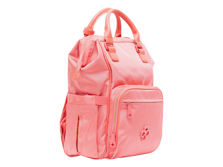 Bolso pañalera de color rosa con asa superior y múltiples compartimentos frontales con cierre.