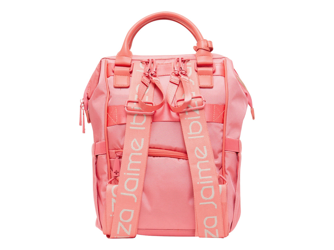 Bolso pañalera de color rosa con asa superior y múltiples compartimentos frontales con cierre.