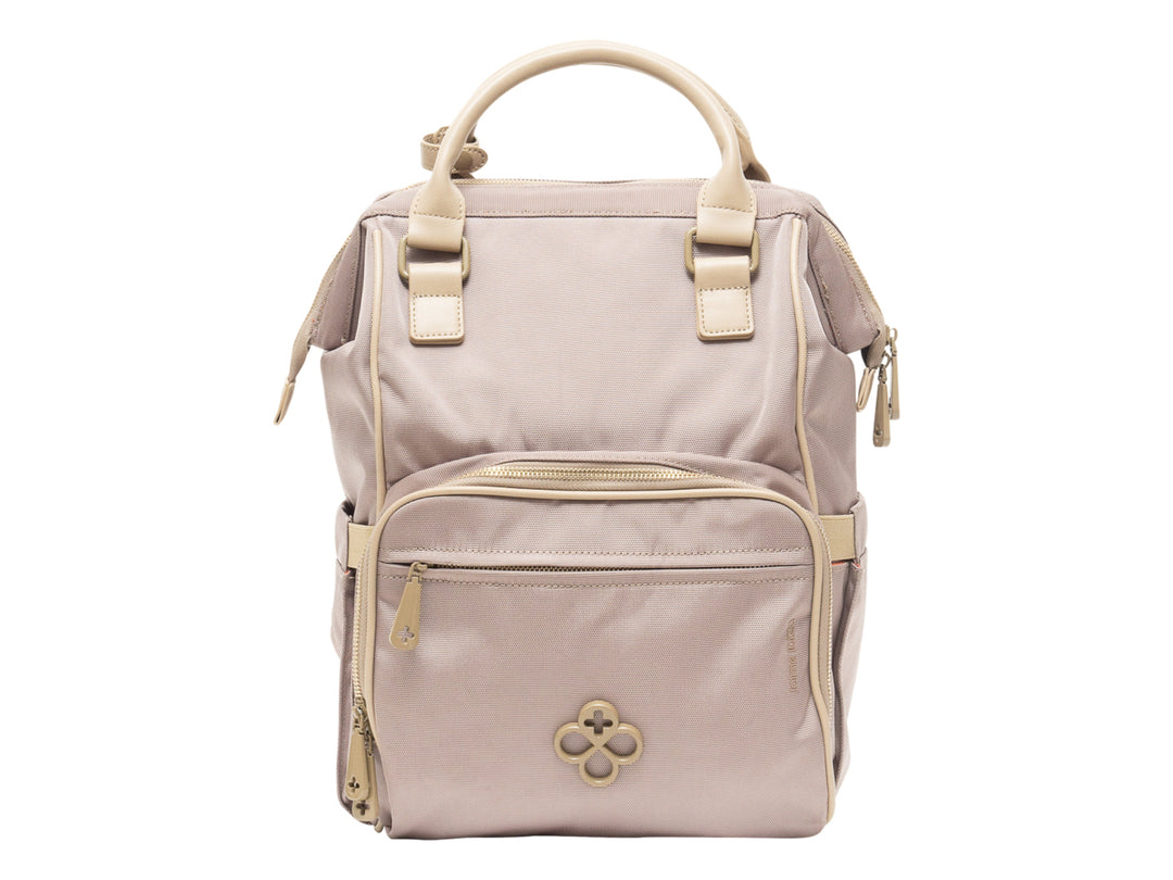 Bolso pañalera Jaime Ibiza color taupe con múltiples compartimentos, cierres y asas superiores.