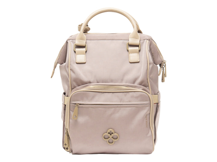 Bolso pañalera Jaime Ibiza color taupe con múltiples compartimentos, cierres y asas superiores.