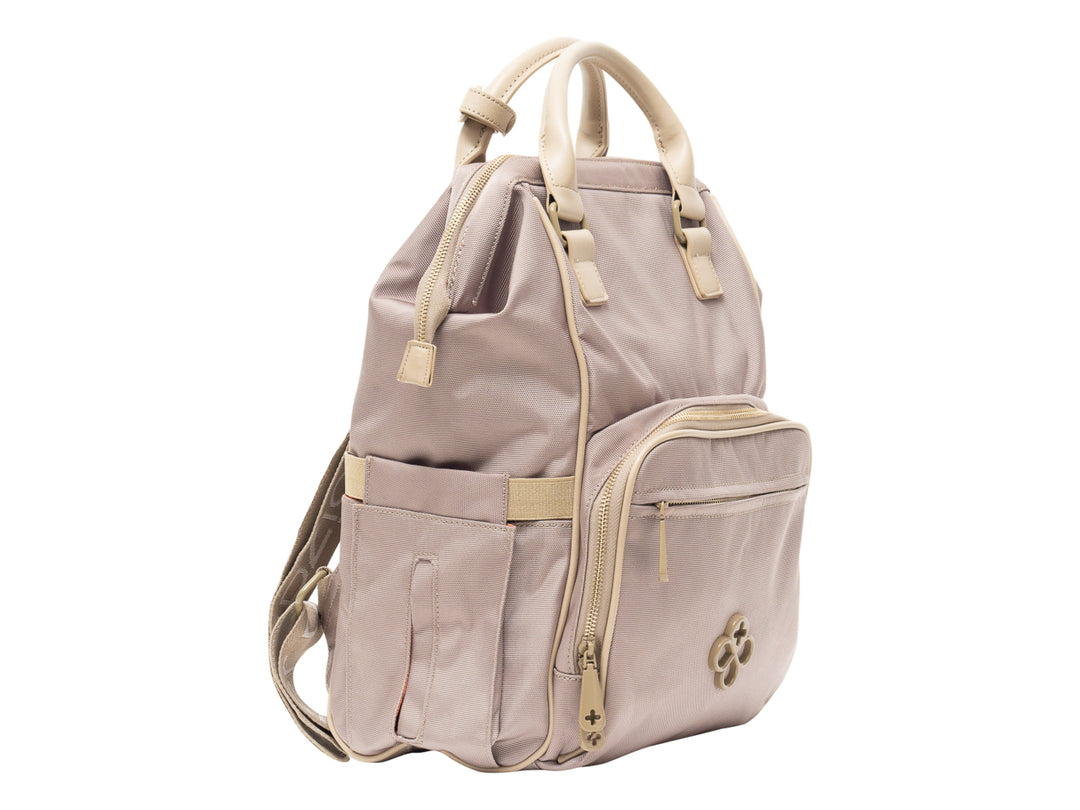 Bolso pañalera Jaime Ibiza color taupe con múltiples compartimentos, cierres y asas superiores.