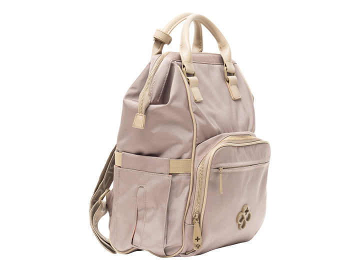 Bolso pañalera Jaime Ibiza color taupe con múltiples compartimentos, cierres y asas superiores.