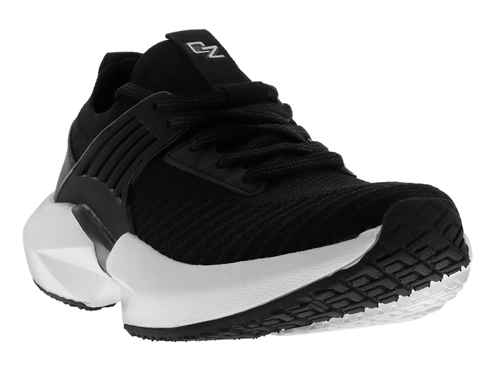 Tenis deportivos color negro con suela blanca gruesa y textura de tela.