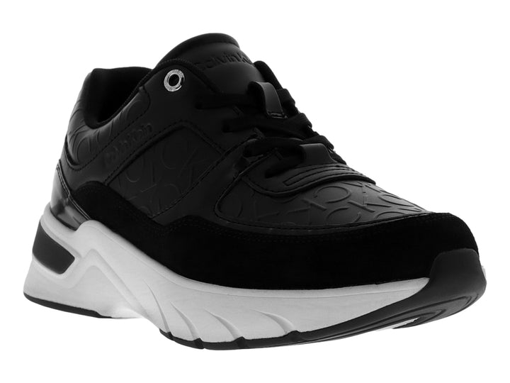 Tenis Calvin Klein en color negro con suela blanca ancha y detalles grabados en la parte superior.