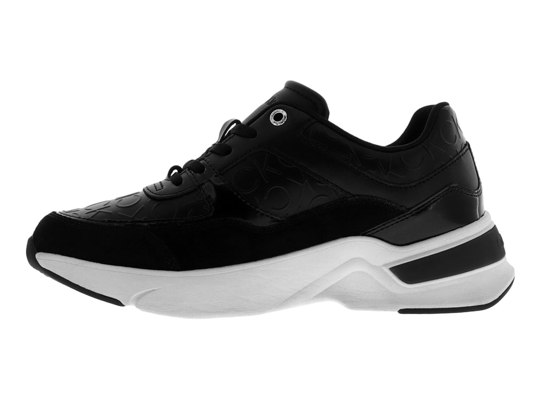 Tenis Calvin Klein en color negro con suela blanca ancha y detalles grabados en la parte superior.