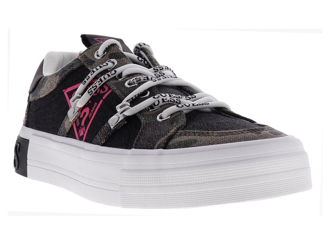 Tenis Guess color negro con suela blanca de plataforma y detalles en rosa.