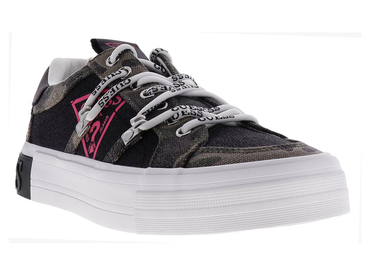 Tenis Guess color negro con suela blanca de plataforma y detalles en rosa.